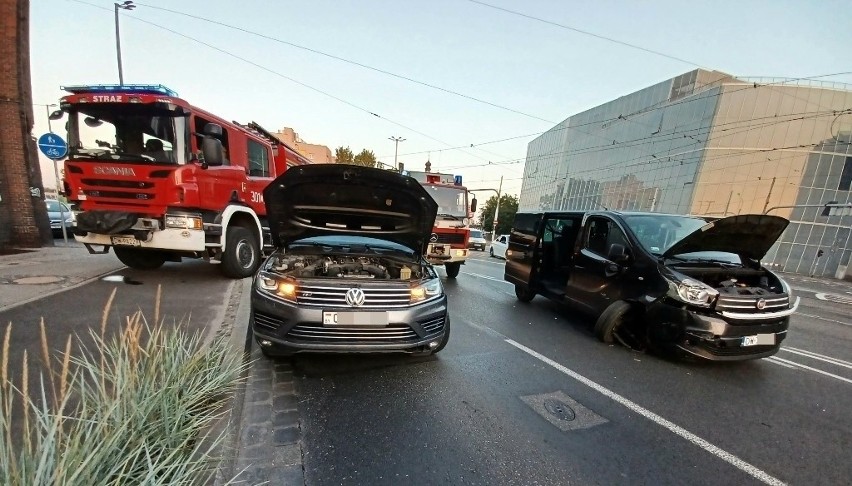 Wypadek w centrum Wrocławia. Ma zielone i rusza "na pewniaka"... [NAGRANIE Z WYPADKU]