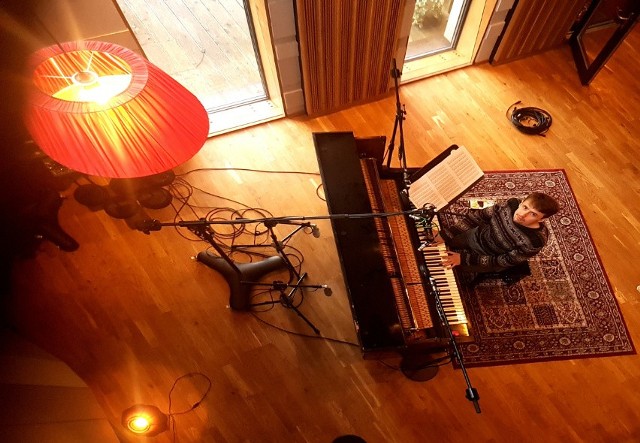 Sebastian Zawadzki podczas nagrywania płyty w Tall Pine Studio w 2021 roku