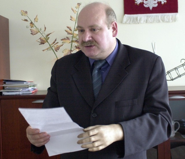 Odwołany ze stanowiska Krzysztof Remiasz prezentuje jedno z oświadczeń mieszkańców o łamaniu ciszy wyborczej przez grupę inicjatywną do spraw referendum w Dobrzanach.