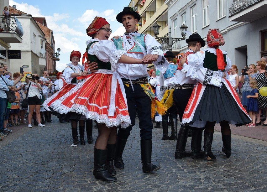 Gorlice. Festiwal Świat pod Kyczerą. Przez miejski deptak przeszedł barwny korowód artystów z różnych stron świata