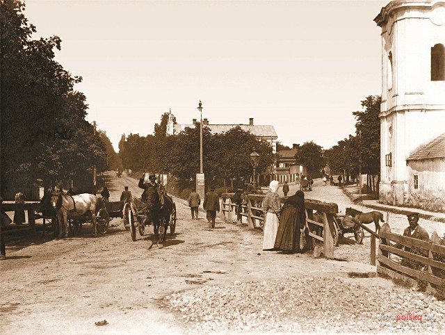 Lata 1918-1920. W głębi widoczny częściowo kościół, po prawej fragment budynku głównego Seminarium Wyższego w Sandomierzu.Zobacz więcej na kolejnych slajdach.