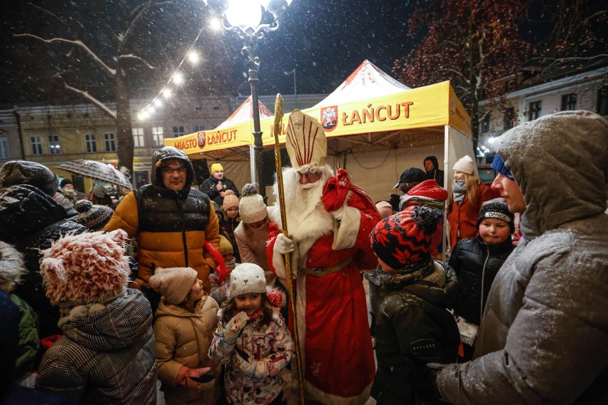 Tłumy oczekiwały Mikołaja w Świątecznym Miasteczku w Łańcucie [ZDJĘCIA]