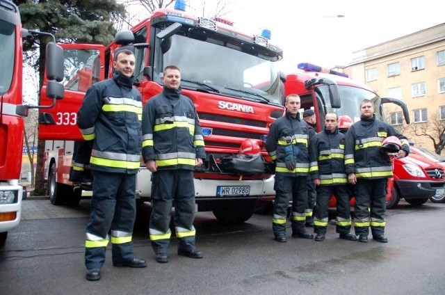 W ubiegłym roku radomscy strażacy dostali między innymi nowy wóz ratowniczo-gaśniczy. Kilka dni temu sprzęt został im przekazany jeszcze raz, oficjalnie i z pompą.