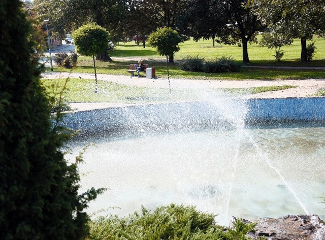 W parku im. Dziekońskiej ma już niedługo powstać skatepark. Na razie można się cieszyć spacerem po alejkach i widokiem fontanny.