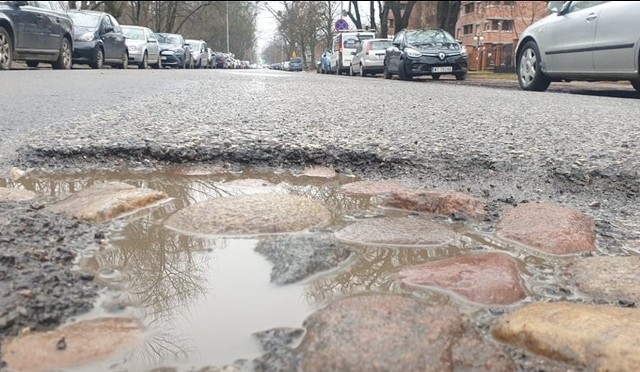 105 mln zł w budżecie Łodzi zostanie przesunięte na remonty i modernizacje dróg. W uzasadnieniu projektu uchwały przyznano,  że stan nawierzchni łódzkich ulic "stwarza zagrożenie dla bezpieczeństwa". CZYTAJ DALEJ NA KOLEJNYM SLAJDZIE>>>