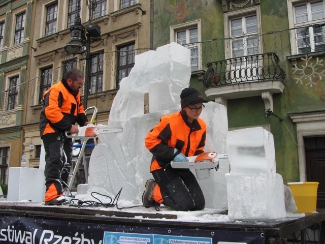 Rzeźbiarze tworzą lodowe dzieła. Te będzie można oglądać na płycie Starego Rynku