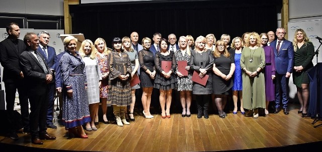 Nagrody Wójta Gminy Masłów dla dyrektorów szkół i nauczycieli wręczono w Centrum Edukacji i Kultury "Szklany Dom" w Ciekotach.
