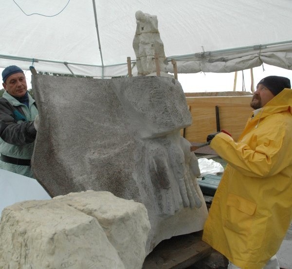 Jan Serafin i Marian Molenda (z prawej) podczas prac wykończeniowych w zakładzie kamieniarskim.