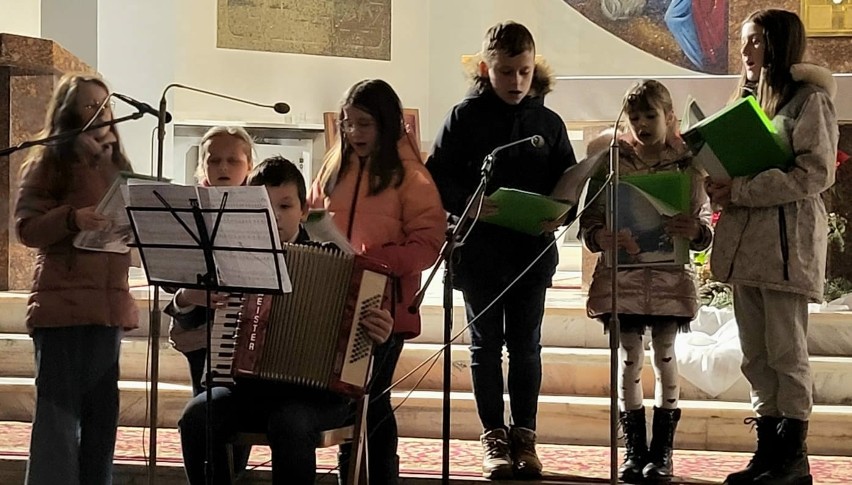 Zespoły z gminy Masłów wystąpiły w kościele w Dąbrowie. Zobacz zdjęcia