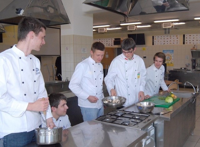 Jednym z najbardziej poszukiwanych na rynku jest zawód kucharza. Na zdjęciu uczniowie Zespołu Szkół Gospodarczych w Rzeszowie (od lewej): Piotr Więcek, Wojciech Kotula, Kacper Wójciak, Łukasz Kobiałka, Jakub Rusinek.