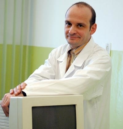 Szymon Jurga ma 39 lat. Jest specjalistą neurologiem. Pracuje na oddziale neurologii Szpitala Wojewódzkiego w Zielonej Górze. Ma żonę Agnieszkę, 8-letniego synka Kacpra i 2,5-letnią córeczkę Maję. Jego hobby to muzyka rockowa, koncerty i tenis.