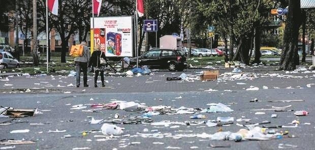 Zdarza się, że teren giełdy po jej zamknięciu wygląda tak. Innym razem jest zupełnie przyzwoicie. Czekamy na Państwa spostrzeżenia i uwagi.