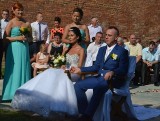 Pierwszy ślub poza urzędem. Pobrali się przed Zamkiem w Kożuchowie (zdjęcia)