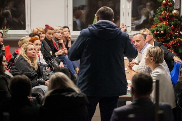 Rodzice z SP im. Juliusza Verne’a protestowali i od początku stali na stanowisku, że lepszym rozwiązaniem dla dzieci będzie utworzenie Jednej Podstawówki w Białych Błotach. Wczoraj radni zdecydowali, że tak się stanie.