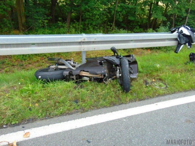 30-letni motocyklista został ranny w wypadku, do którego doszło w niedzielę około 13.00 na drodze krajowej 41 w Wierzbięcicach (powiat nyski). Z ustaleń policji wynika, że kierujący motocyklem stracił panowanie nad pojazdem, zjechał na przeciwległy pas ruchu i zderzył się z fiatem punto, którym kierował 63-latek. Ranny motocyklista został przewieziony do szpitala.