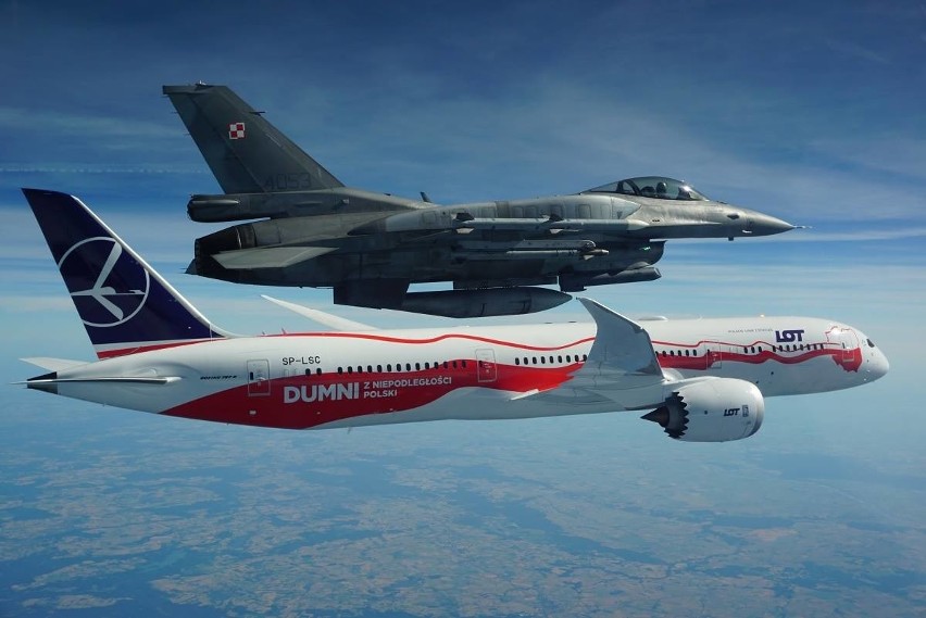 Rocznicowy "Dreamliner" wylądował na Okęciu. Asystowały mu myśliwce F-16 [GALERIA]