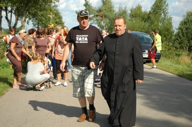 Razem z proboszczem na pielgrzymim szlaku.