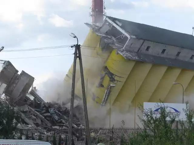 Po wybuchy silosy najpierw przechyliły się w stronę bramy wjazdowej do "Bacutilu&#8221;.