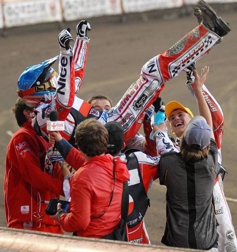 Polacy już po XXI biegu cieszyli się z obrony tytułu DMŚJ. Zwycięski w tym wyścigu Przemysław Pawlicki pofrunął w górę na ramionach kolegów.