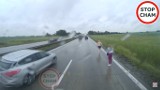 Autostrada A4: para wysiadła z BMW i zaczęła się... kłócić. Półnagi mężczyzna zablokował autostradę i szarpał się z kobietą |ZDJĘCIA I FILM