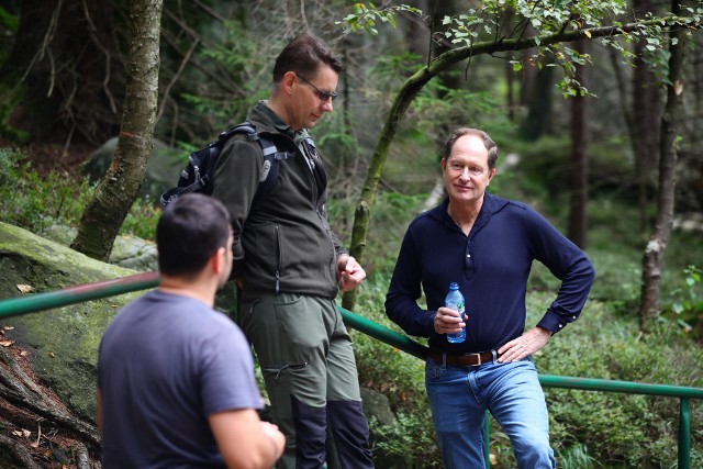 Ambasador Mark Brzezinski (z prawej) wraz z dyrektorem Parku Narodowego Gór Stołowych Bartłomiejem Jakubowskim oraz jego zastępcą Tomaszem Mazurem, odbyli pieszą wycieczkę na Szczeliniec Wielki.