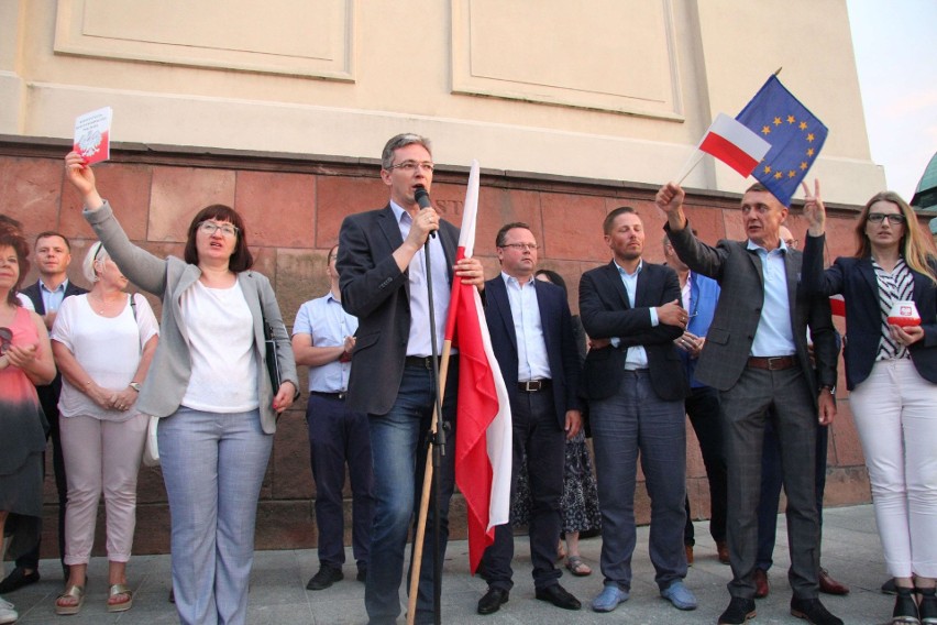 Wielka manifestacja w centrum Kielc „Wolne Sądy” z tysiącami uczestników  