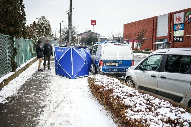 Policja w Lesznie otrzymała sygnał o mężczyźnie leżącym w bramie na ulicy w Brackiej w centrum Leszna. To kolejny zgon bezdomnego na ulicy w Lesznie w grudniu 2023. 6 grudnia 2023 na przystanku przy ulicy Święciechowskiej zmarł 58-latek.