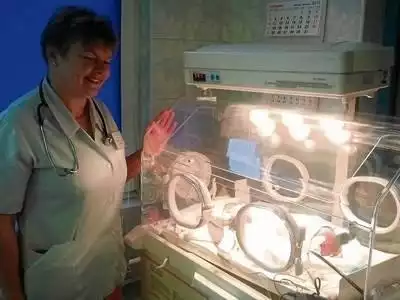 Doktor Dorota Sysło-Żurek, ordynator oddziału neonatologii w chrzanowskim szpitalu przy inkubatorze z tygodniowym Dawidkiem, który urodził się prawie dwa miesiące za wcześnie FOT. MAGDALENA BALICKA