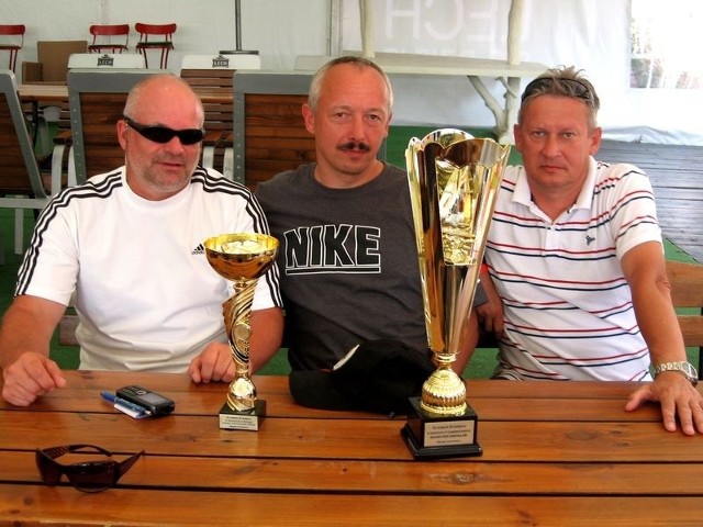 Janusz Raczyk (sternik), Krzysztof Kowalczyk (trymer foka) i Robert Zakrzewski (dziobowy) to ostrołęccy żeglarze odnoszący sukcesy na akwenie w Mikołajkach.