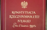Poseł Krzysztof Brejza przekazał specjalne wydanie Konstytucji RP. Na licytację WOŚP  