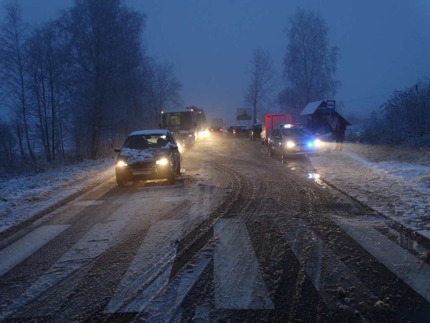 Wypadek w powiecie myślenickim. Groźne potrącenie pieszej na przejściu dla pieszych [AKTUALIZACJA]