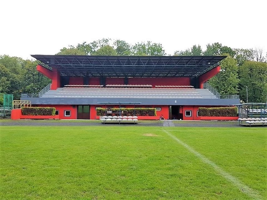 4. liga piłkarska. Ewenement w skali kraju, kibice Beskidu Andrychów odnowili stadion za własne pieniądze! [ZDJĘCIA]