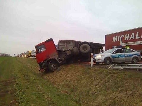 Wypadek ciężarówki na A4. Autostrada zablokowana, 29.11.2013