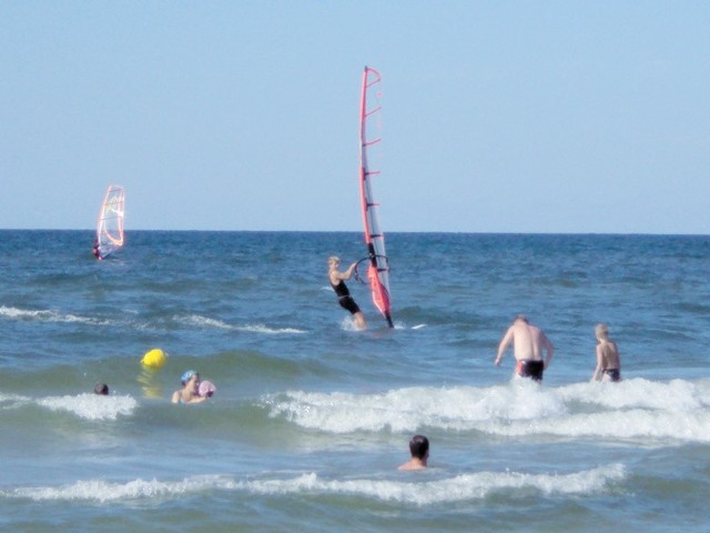 Na plaży w Łebie do niedzieli każdy może spróbować swoich sił w windsurfingu i kitesurfingu.  Czekają i inne atrakcje.