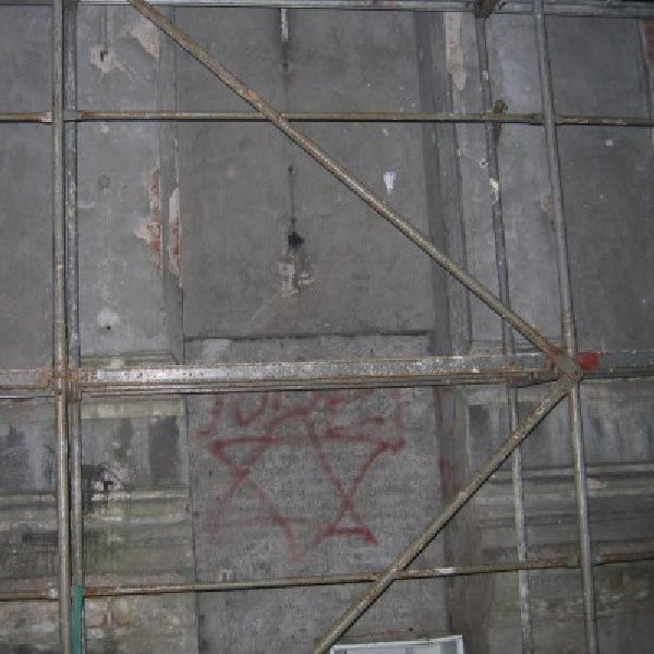 Ściana remontowanego budynku synagogi.