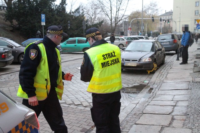 - Utrzymanie jednego strażnika miejskiego kosztuje nas średnio 5100 zł miesięcznie - twierdzi Robert Grzechnik.