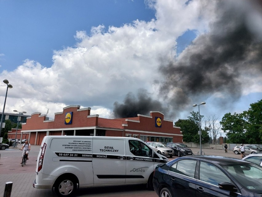 Pożar samochodu w Gdańsku Wrzeszczu 19.07.2021. Na miejscu straż pożarna. Zdjęcia