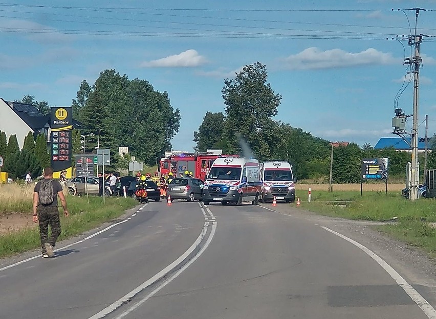 Wypadek z udziałem trzech samochodów w gminie Miedziana Góra! Dwie osoby zabrane do szpitala. Zobaczcie zdjęcia
