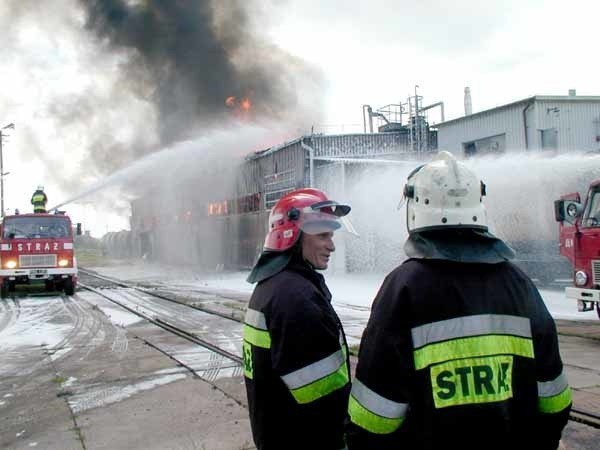 W pobliżu płonącego terminalu przeładunkowego temperatura była tak wysoka, że strażacy musieli zmieniać się bardzo często.