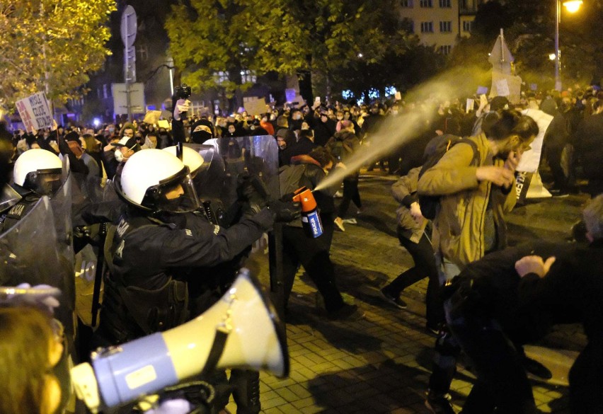 Policja użyła gazu na manifestacji przeciw zaostrzeniu prawa...