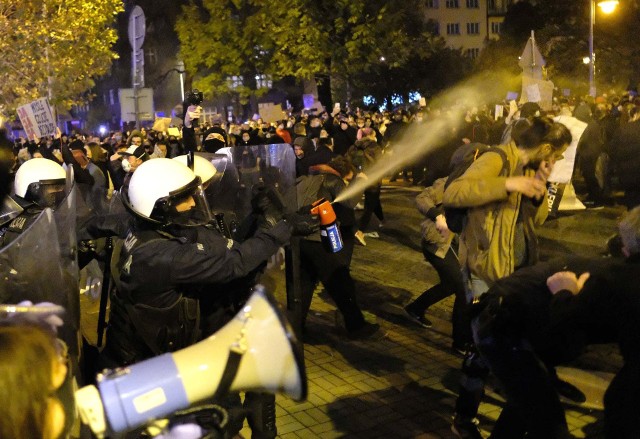 Policja użyła gazu na manifestacji przeciw zaostrzeniu prawa aborcyjnego w Polsce Zobacz kolejne zdjęcia. Przesuwaj zdjęcia w prawo - naciśnij strzałkę lub przycisk NASTĘPNE