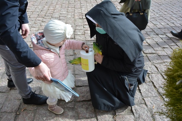 Niedzielna zbi&oacute;rka pod bazylika Grobu Bożego