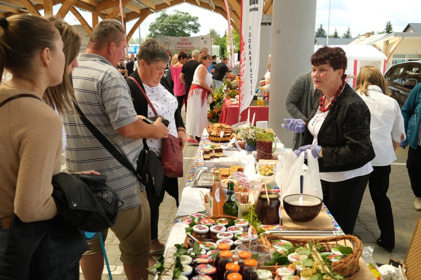 Smaczne i tradycyjne potrawy na Pikniku z Produktem Polskim na placu targowym w Sędziszowie Małopolskim [ZDJĘCIA]