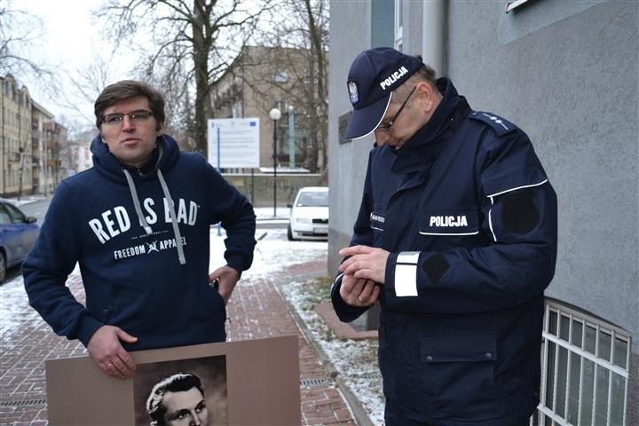 Częstochowa: Poseł Jaskóła przepychał się z policją, która broniła tablicy z sierpem i młotem