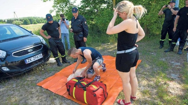 Akcja służb mundurowych przy ul. Gnieźnieńskiej w Koszalinie - zatrzymywano tu kierowców, m.in., by mogli oni poznać, bądź przypomnieć sobie, zasady udzielania pomocy 