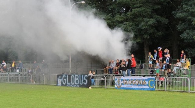 Głogovia Głog&oacute;w Małopolski - Partyzant MALBUD-1 Targowiska 2:1Czasem wok&oacute;ł boiska dzieje się więcej, niż na samej murawie! Polecamy subiektywnie najlepsze zdjęcia weekendu 2-4 października od 4 ligi do klasy B opublikowane w Nowinach.