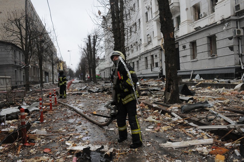 Wojna na Ukrainie. Bombardowany Charków płonie. Strażacy też walczą o miasto