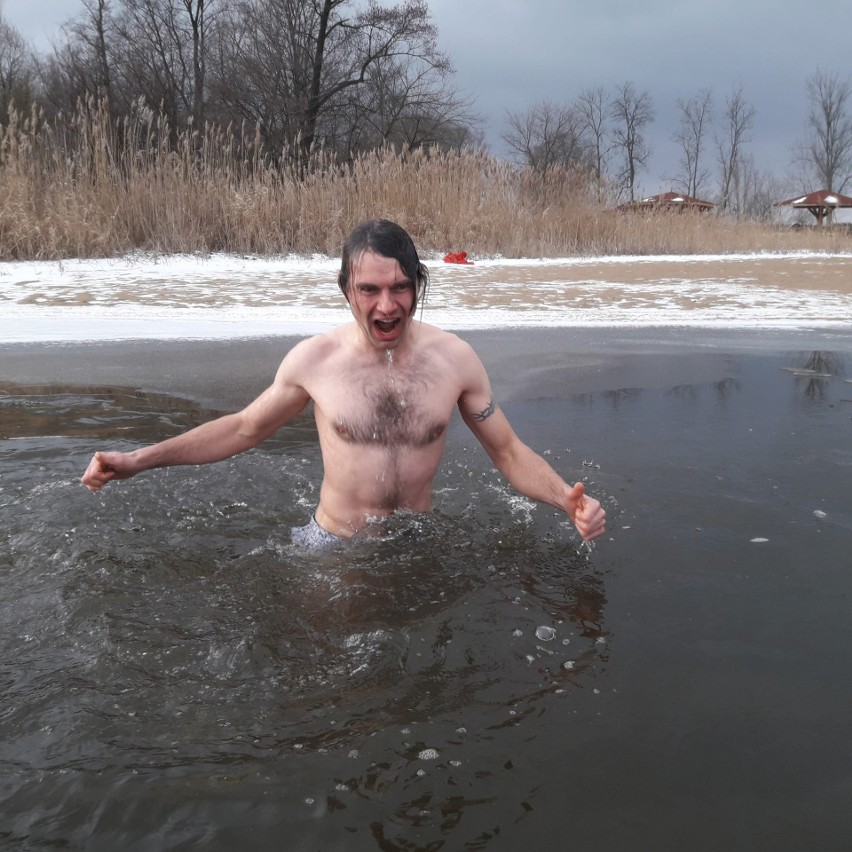 Kolejna zimowa kąpiel Białobrzeskich Morsów w Pilicy. Był...