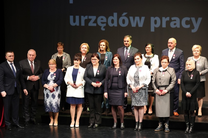 XII Małopolska Konferencja Publicznych Służb Zatrudnienia 2023. Medalami za długoletnią służbę wyróżniono 74 osoby