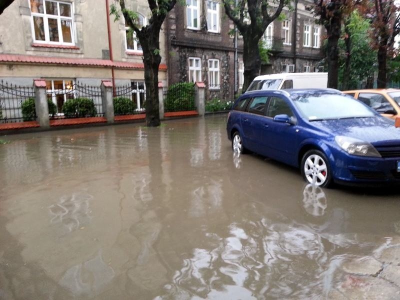 Zdjęcia wykonane tuż po ulewie w Przemyślu: zalane ulice Św....